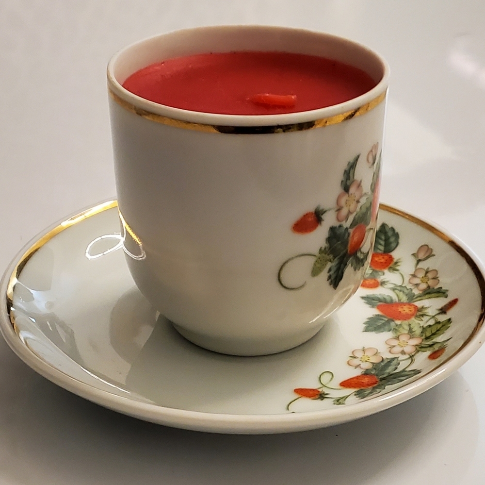 1978 Avon🍓Strawberries🍓 24K Gold Trim Demitasse Cup & Saucer Set / Candle 🕯 - Picture 2 of 9